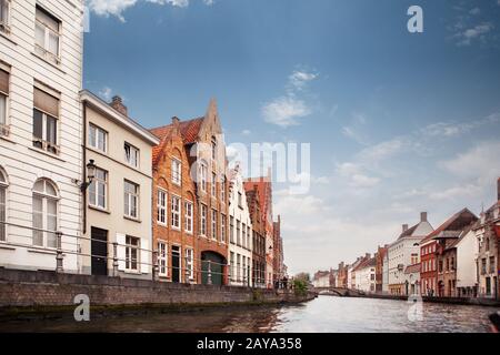 Voir canal et maisons traditionnelles colorées contre ciel nuageux ciel bleu Banque D'Images