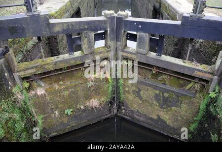 anciennes portes de verrouillage en bois sur le canal de rochdale Banque D'Images