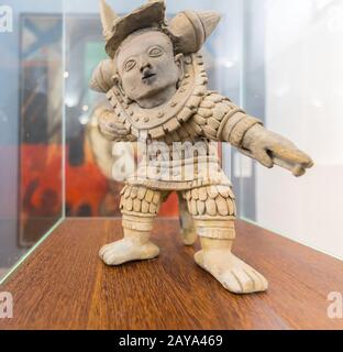 Céramique du Musée national de Bogota représentant le guerrier en position de lutte trouvée à Narino Colomb Banque D'Images