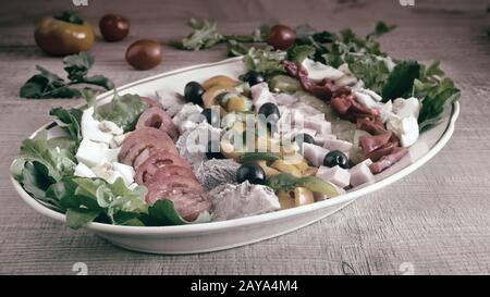 Salade Cobb sur la table sur un plateau. Banque D'Images