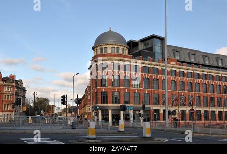 homme traversant la route et la circulation sur la route de new york et la rue nord à leeds Banque D'Images