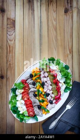 Salade Cobb sur la table sur un plateau. Banque D'Images