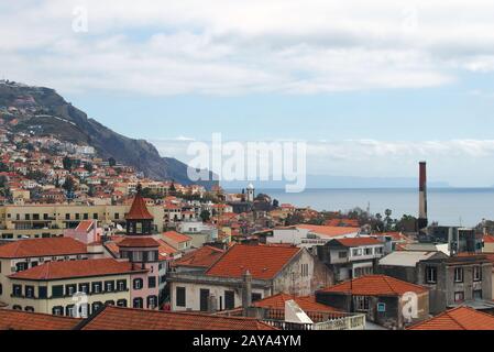 vue panoramique sur le toit de la vieille ville de funchal madeira avec la mer et les montagnes Banque D'Images