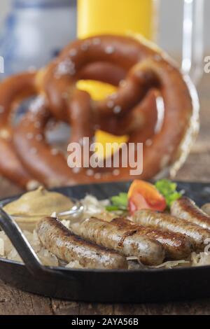 Bratwurst de Nuremberg grillé avec sauerkraut Banque D'Images