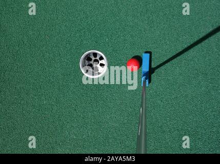 Mettre le ballon sur un mini-golf Banque D'Images