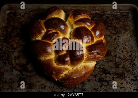 Challah refroidissement du pain sur une poêle Banque D'Images