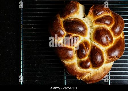 Refroidissement du pain challah sur un rack Banque D'Images