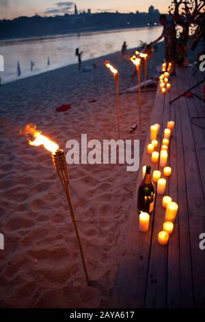 Lampes torches en bambou. Lampe torche éclairée de nuit sur la plage Banque D'Images