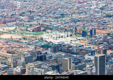 Vue aérienne de Bogota sur le quartier de Guavio et le parc métropolitain du troisième millénaire Banque D'Images