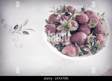 Une fraise mûre dans un pot sur la table. Banque D'Images