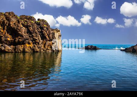 Baie calme avec eau azure Banque D'Images