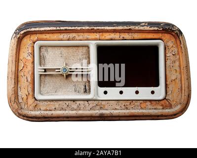 Un ancien récepteur radio en bois cassé avec un boîtier marron fissuré et des pièces manquantes isolées sur un fond blanc Banque D'Images