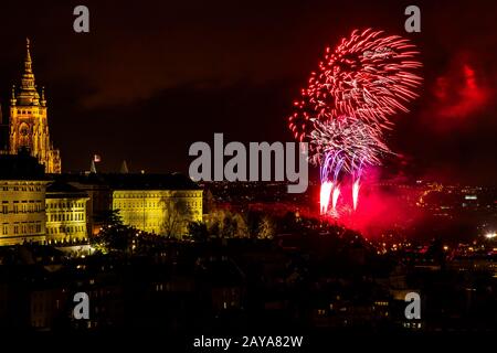 Feux d'artifice du nouvel an à Prague Banque D'Images