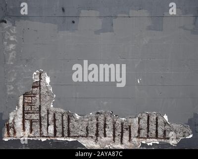 un vieux mur gris en béton peint avec barres de renfort en acier rouillé corrodées causant des dommages à la structure Banque D'Images