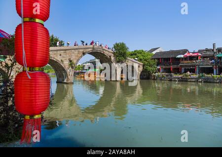 Shanghai, Chine - 23 mai 2018 : croisière en bateau sur le canal dans la ville aquatique de Zhujiajiao Banque D'Images