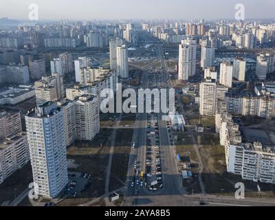 Une vue à vol d'oiseau du drone pour le Darnyts'kyi district de Kiev, Ukraine avec les bâtiments modernes dans une journée ensoleillée de printemps. Banque D'Images