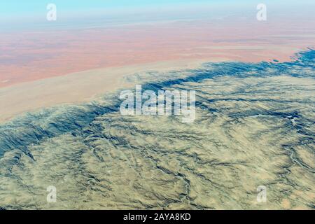 Photo aérienne du vol à destination de Sossusvlei de la rivière sèche Kuiseb dans le désert du Namib près de Walvis Bay, dans le centre-ouest de la Namibie. Banque D'Images