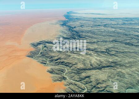 Photo aérienne du vol à destination de Sossusvlei de la rivière sèche Kuiseb dans le désert du Namib près de Walvis Bay, dans le centre-ouest de la Namibie. Banque D'Images