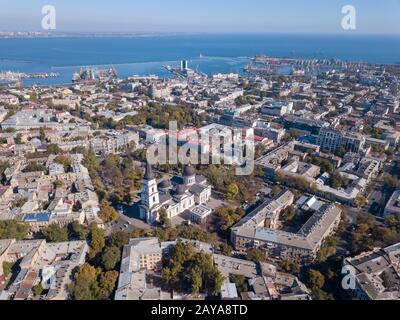 Vue panoramique sur la mer Noire avec le port et la ville de Spaso-Preobrazhensky. Cathédrale contre le ciel bleu. Ukraine, O Banque D'Images