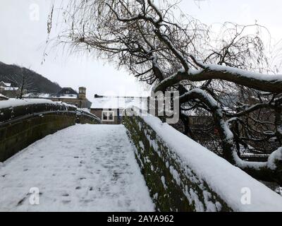 pont de hebden avec l'ancienne mariée de cheval couverte de neige en hiver Banque D'Images