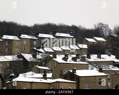 maisons mitoyennes recouvertes de neige sur le pont hebden west yorkshire Banque D'Images