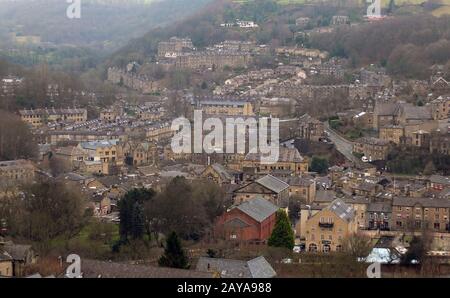 vue panoramique sur la ville de hebden pont montrant les routes principales, les maisons et les rues avec des cheminées de moulin en hiver Banque D'Images