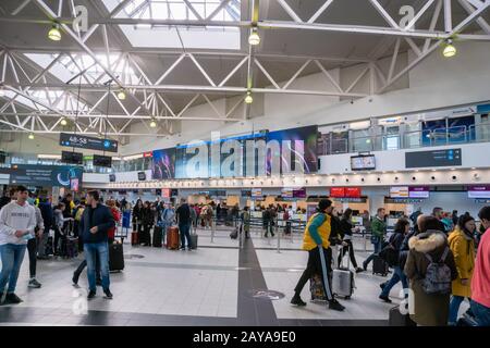 Budapest, Hongrie - février 2020: Aéroport international de Ferenc Liszt architecture de Budapest et passagers autour. Aéroport De Ferenc Liszt À Budapest Banque D'Images