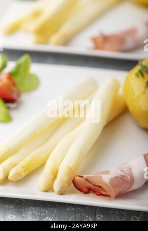 asperges blanches avec jambon et pommes de terre Banque D'Images