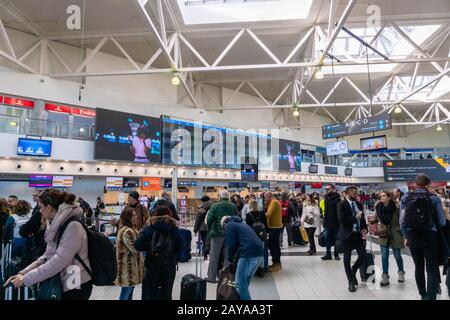 Budapest, Hongrie - février 2020: Aéroport international de Ferenc Liszt architecture de Budapest et passagers autour. Aéroport De Ferenc Liszt À Budapest Banque D'Images