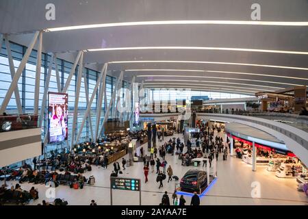 Budapest, Hongrie - février 2020: Aéroport international de Ferenc Liszt architecture de Budapest et passagers autour. Aéroport De Ferenc Liszt À Budapest Banque D'Images