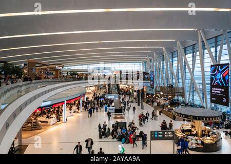 Budapest, Hongrie - février 2020: Aéroport international de Ferenc Liszt architecture de Budapest et passagers autour. Aéroport De Ferenc Liszt À Budapest Banque D'Images