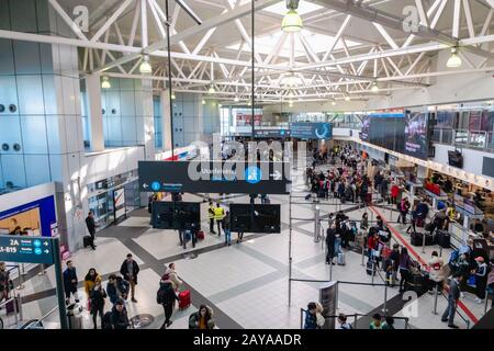 Budapest, Hongrie - février 2020: Aéroport international de Ferenc Liszt architecture de Budapest et passagers autour. Aéroport De Ferenc Liszt À Budapest Banque D'Images