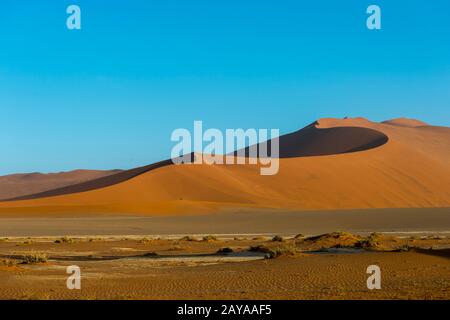 Vue sur la dune de Big Daddy de 325 mètres de haut, qui est la plus grande dune de la région de Sossusvlei, le parc national du Namib-Naukluft en Namibie. Banque D'Images