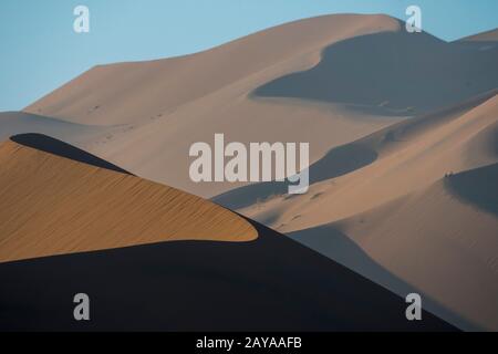 Vue sur la dune de Big Daddy de 325 mètres de haut, qui est la plus grande dune de la région de Sossusvlei, le parc national du Namib-Naukluft en Namibie. Banque D'Images