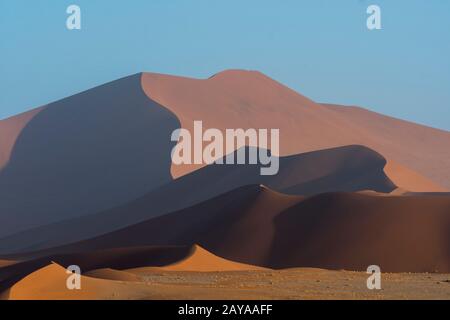 Vue sur la dune de Big Daddy de 325 mètres de haut, qui est la plus grande dune de la région de Sossusvlei, le parc national du Namib-Naukluft en Namibie. Banque D'Images