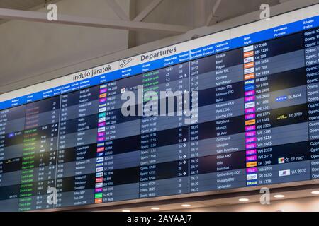 Budapest, Hongrie - février 2020: Carte de l'écran des horaires de vol à l'aéroport international Ferenc Liszt de Budapest. Aéroport De Ferenc Liszt À Budapest Banque D'Images