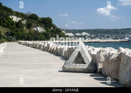 Promenade en bord de mer avec des pierres blanches sur des journée d'été ensoleillée Banque D'Images