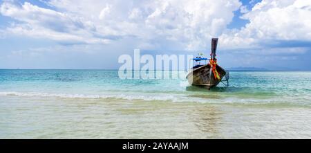 Bateaux à queue longue sur une rive de Bamboo Island, Thaïlande Banque D'Images