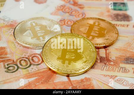 Close-up of coins Bitcoin sur billet de 5000 roubles russes. Devise Crypto CTB. Banque D'Images