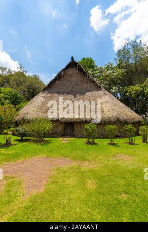 Bogota ancienne cabane rustique de paille des indigènes dans une journée ensoleillée Colombie Banque D'Images