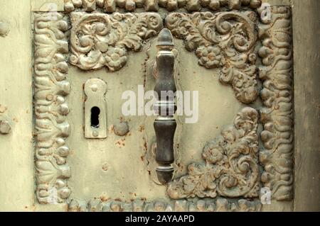 Ancienne poignée de porte en fonte décorative rétro et fermeture de trou de serrure en métal rétro vintage Banque D'Images