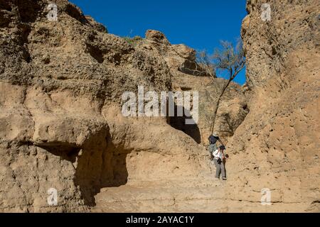 Les touristes entrant dans le canyon de Sesriem, un canyon façonné sur des millions d'années par la rivière Tsauchab dans la région de Sossusvlei, Namib-Naukluft National Par Banque D'Images