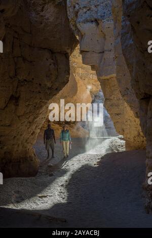 Touristes dans le canyon de Sesriem, un canyon façonné sur des millions d'années par la rivière Tsauchab dans la région de Sossusvlei, le parc national de Namib-Naukluft en N Banque D'Images