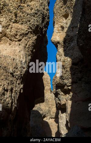 À l'intérieur du canyon Sesriem, un canyon façonné sur des millions d'années par la rivière Tsauchab dans la région de Sossusvlei, parc national du Namib-Naukluft à Namibi Banque D'Images