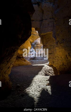 À l'intérieur du canyon Sesriem, un canyon façonné sur des millions d'années par la rivière Tsauchab dans la région de Sossusvlei, parc national du Namib-Naukluft à Namibi Banque D'Images