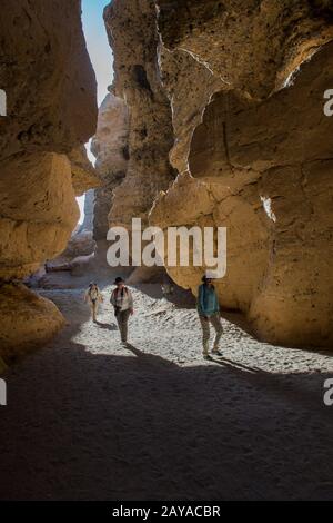 Touristes dans le canyon de Sesriem, un canyon façonné sur des millions d'années par la rivière Tsauchab dans la région de Sossusvlei, le parc national de Namib-Naukluft en N Banque D'Images