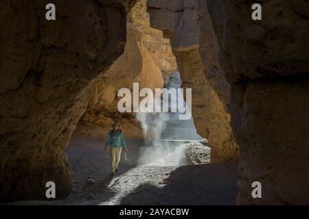 Tourisme dans le canyon de Sesriem, un canyon façonné sur des millions d'années par la rivière Tsauchab dans la région de Sossusvlei, parc national de Namib-Naukluft à Na Banque D'Images