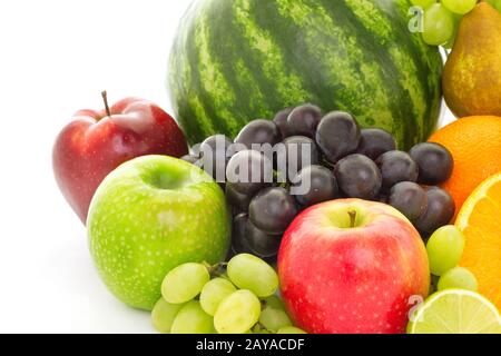 Un tas de nombreux fruits tropicaux différents isolés sur fond blanc. Banque D'Images