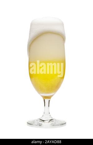 Un verre de bière isolé sur un fond blanc Banque D'Images