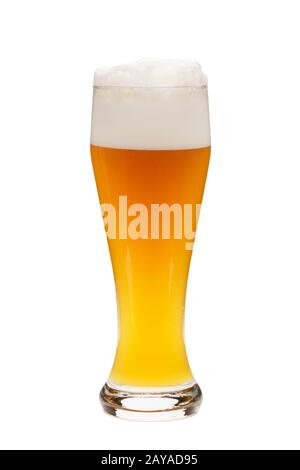 Un verre de bière de blé isolé sur un fond blanc Banque D'Images